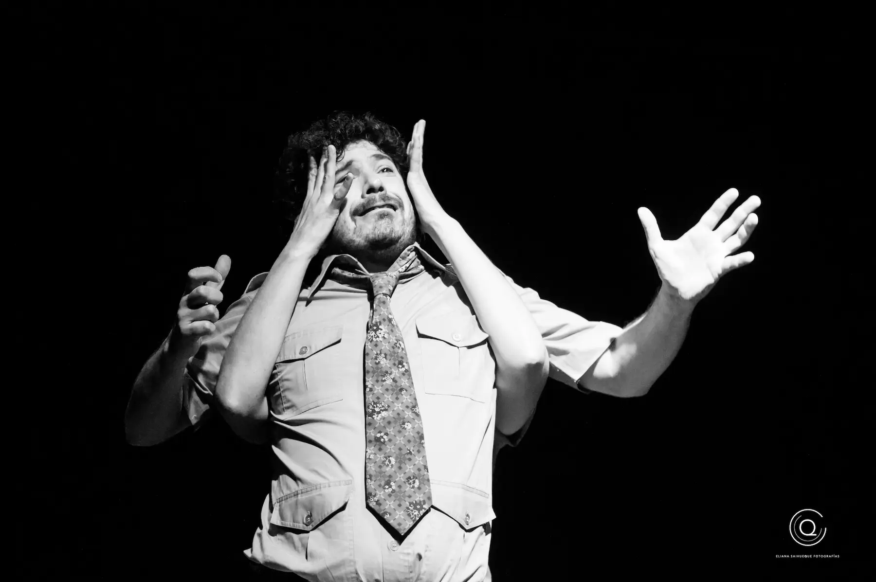 actor improvisador actuando dramáticamente sobre el escenario