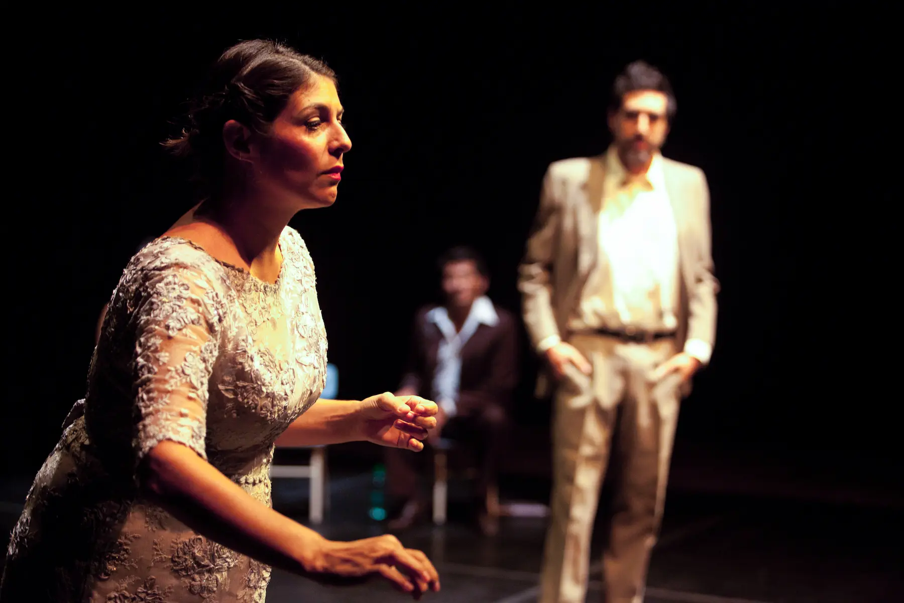 Actriz comprometida en una escena teatral emotiva, parte de la obra de improvisación, somos nosotros