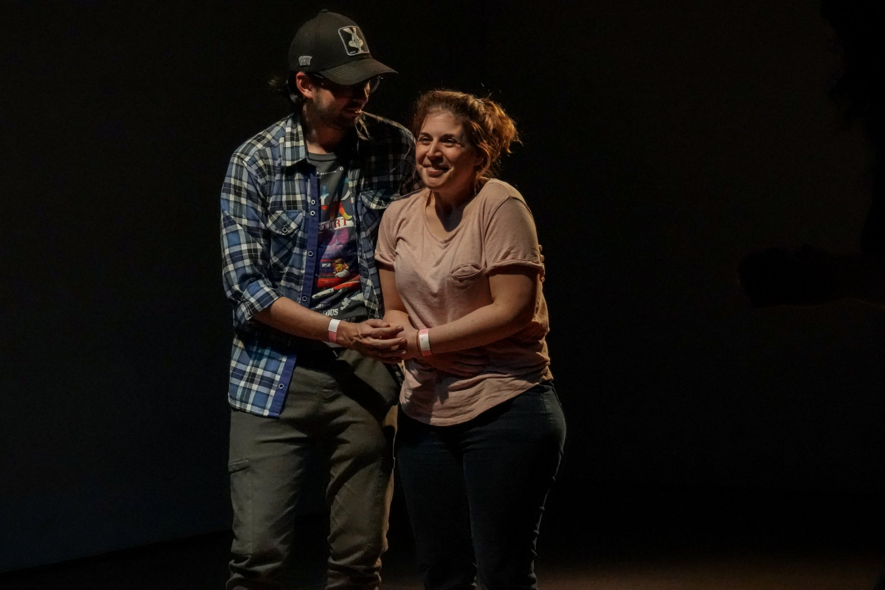 un actor y una actriz abrazados, durante una improvisación