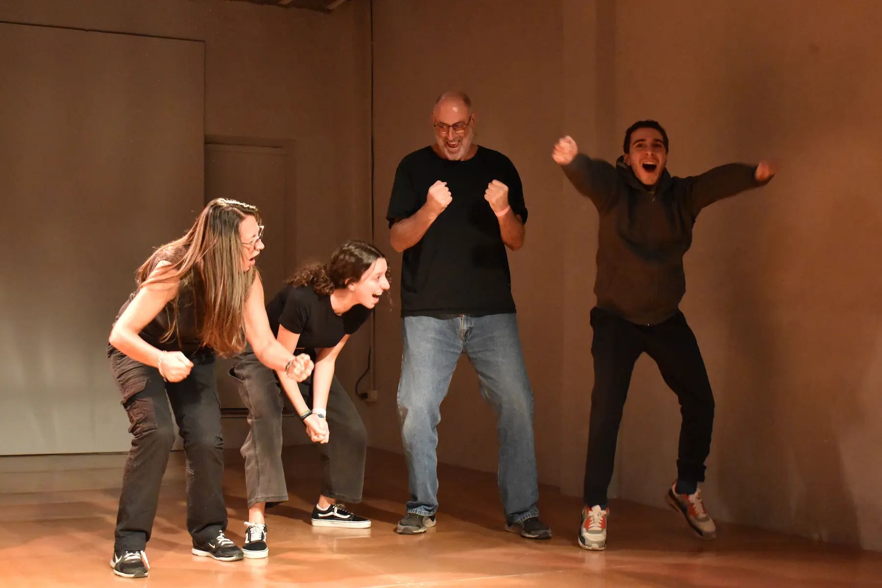 un grupo de personas en un escenario en una Jam de impro/ a group of people on stage at an improv jam