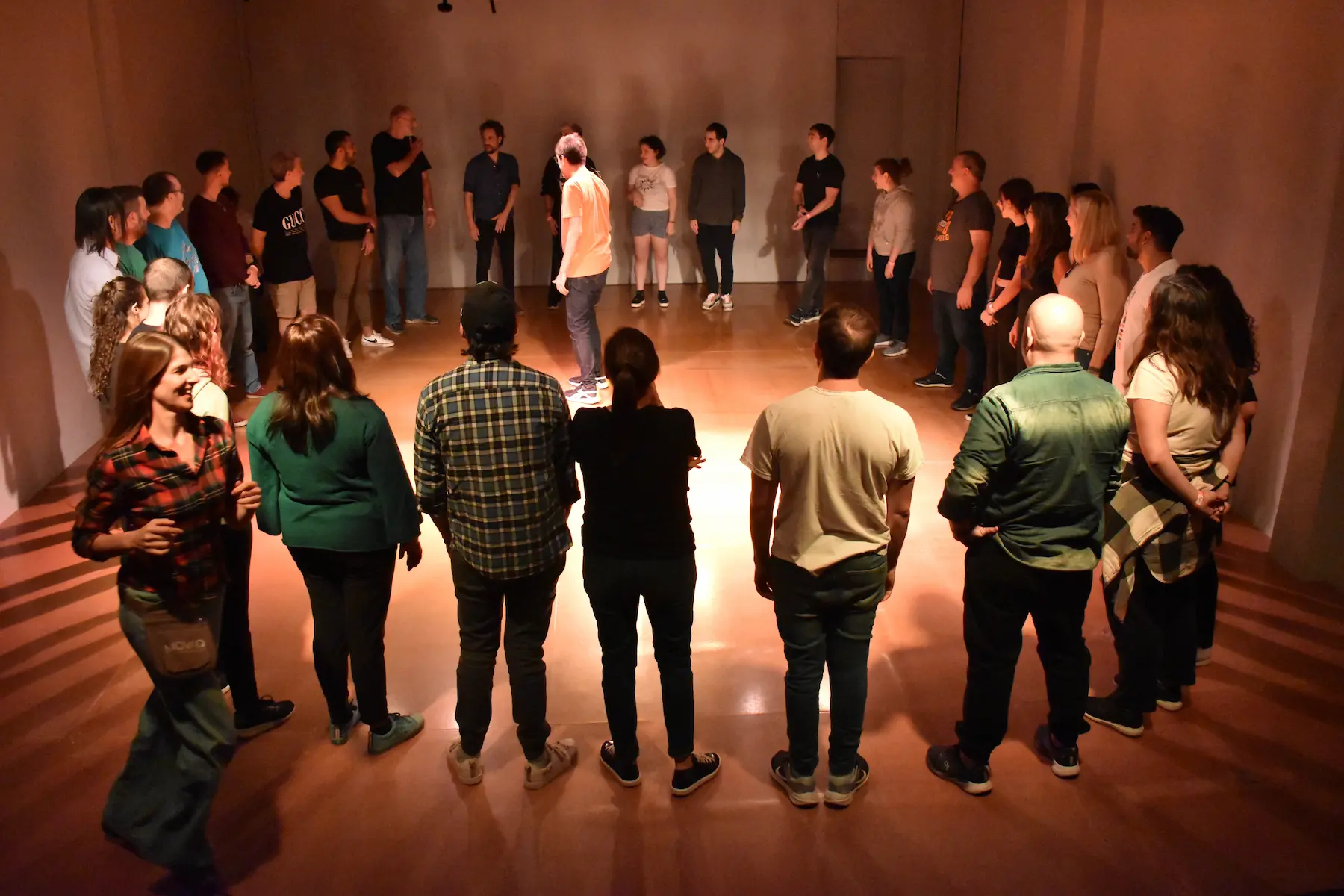 Escuela Impro un grupo de improvisadores formando un circulo de pie