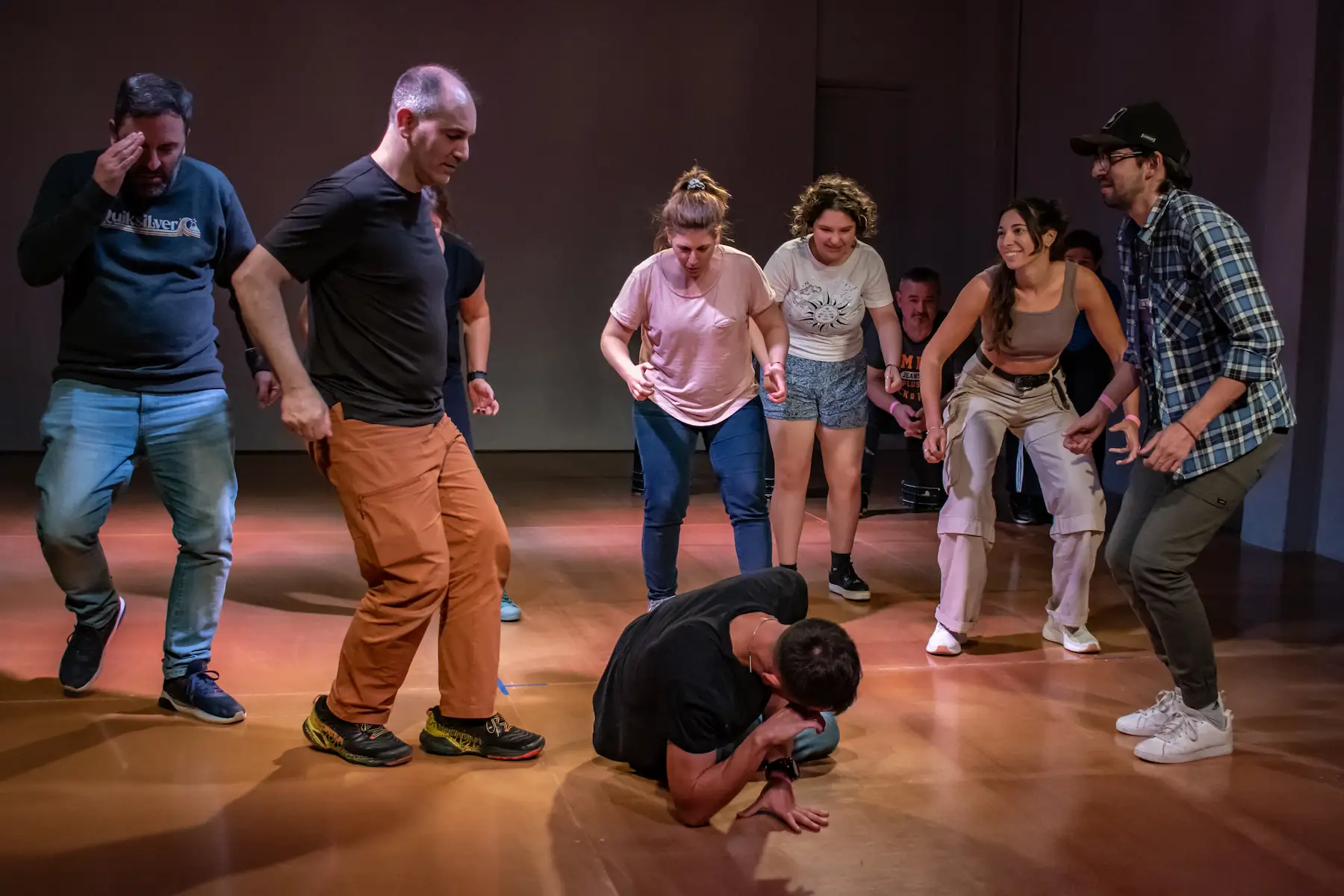 un grupo de personas en un escenario en una Jam de impro a group of people on stage at an improv jam