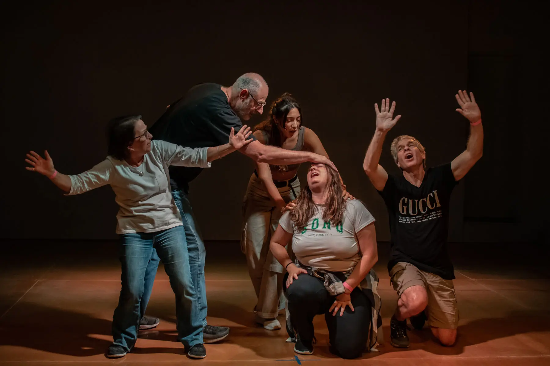 Escuela Impro un grupo de personas en un escenario en una Jam de impro/ a group of people on stage at an improv jam