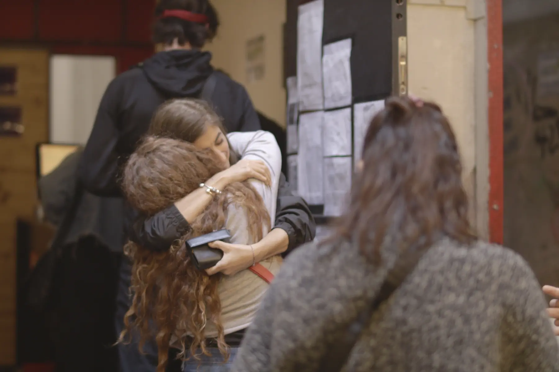 una mujer abrazando a otra mujer/ a woman hugging another woman