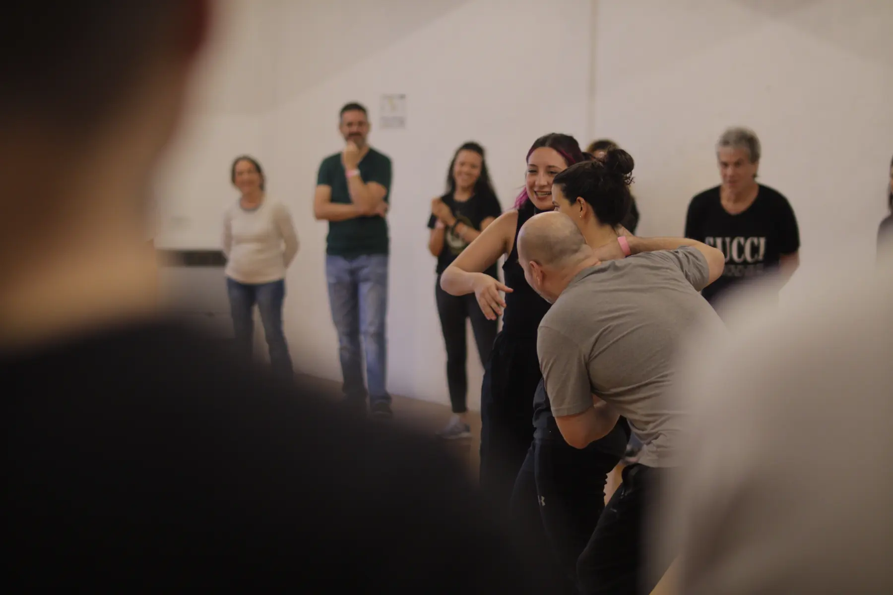 un grupo de personas en un escenario realizando un entrenamiento de improvisation teatral / a group of people on a stage performing improvisational theater training