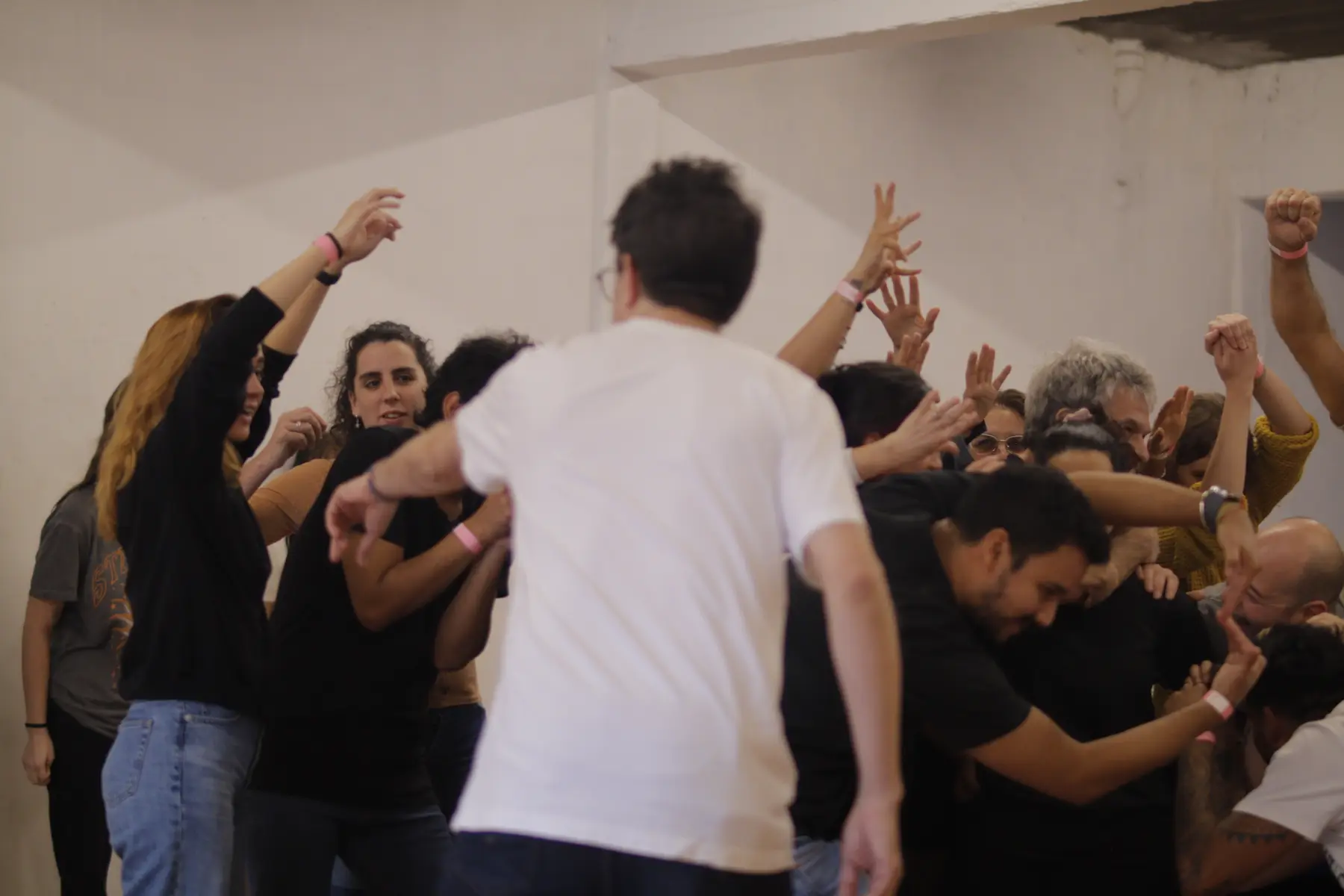 un grupo de personas en un escenario realizando un entrenamiento de improvisation teatral / a group of people on a stage performing improvisational theater training
