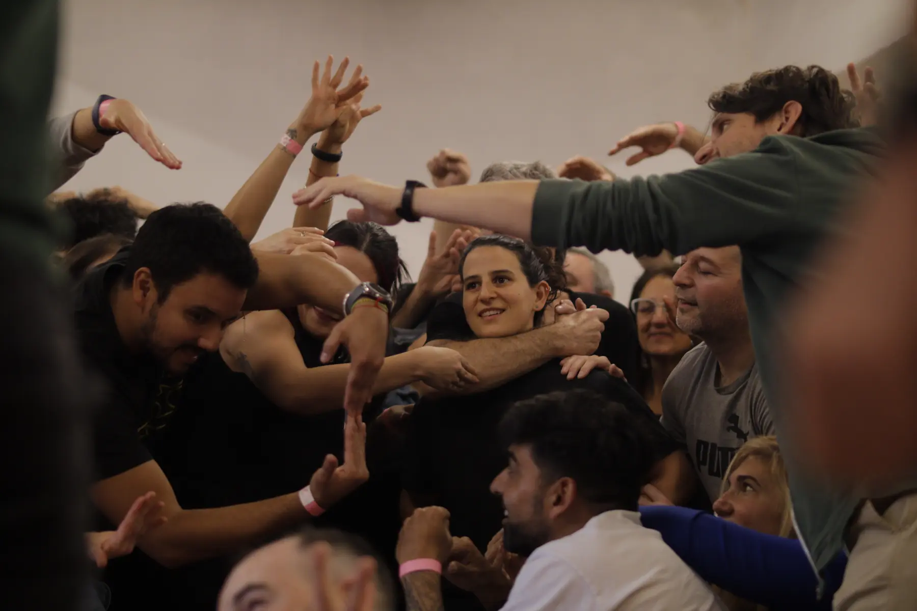 Escuela Impro un grupo de personas en un escenario realizando un entrenamiento de improvisation teatral / a group of people on a stage performing improvisational theater training