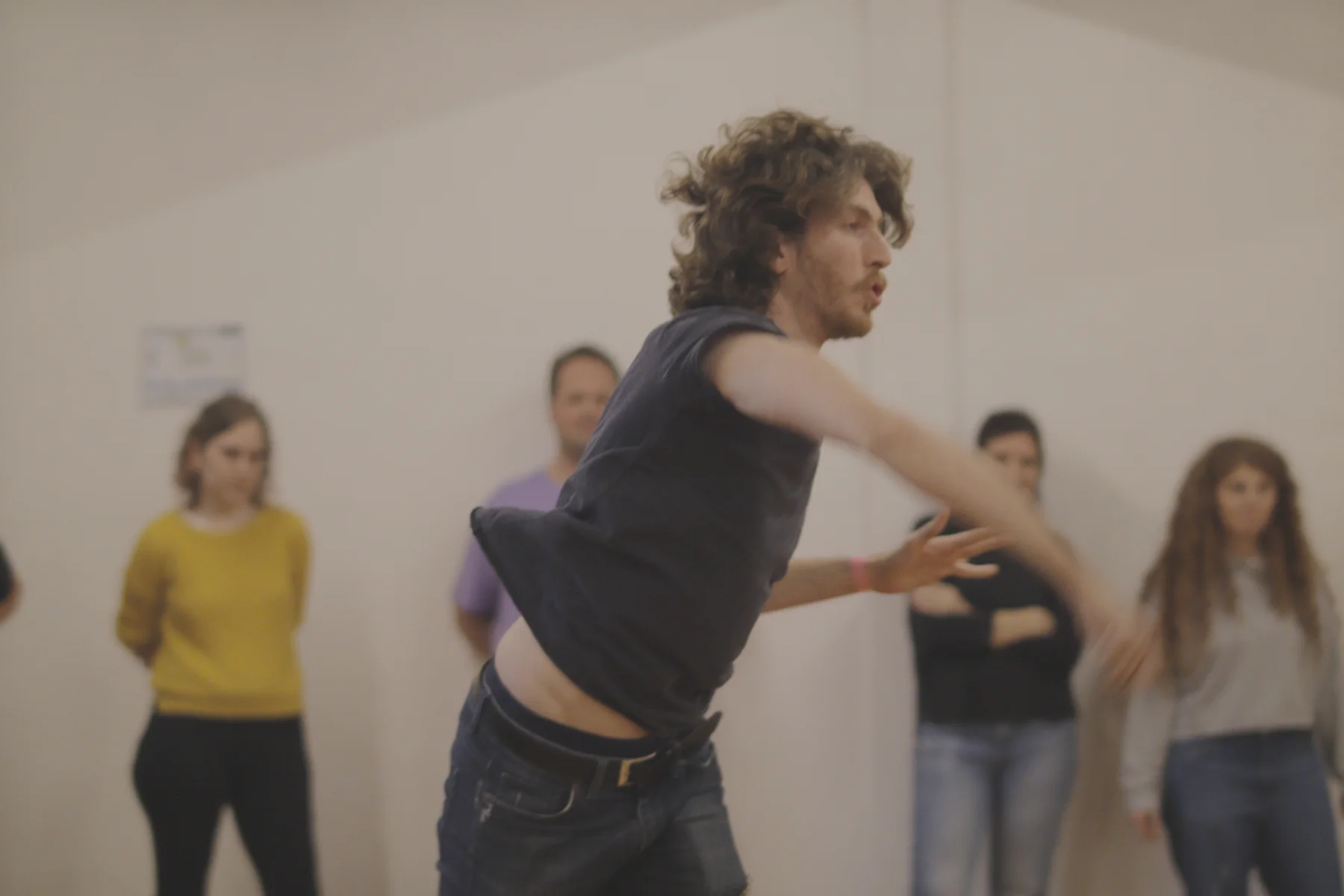 un hombre en un escenario en una Jam de impro calentando/ a man on a stage at an improv jam warming up