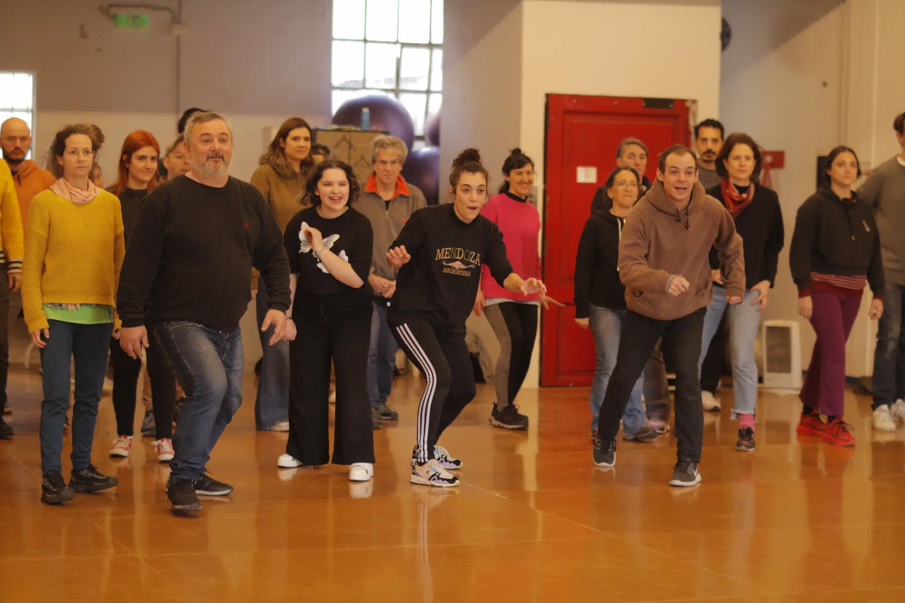 Grupo de personas participando en un calentamiento de improvisaci贸n teatral