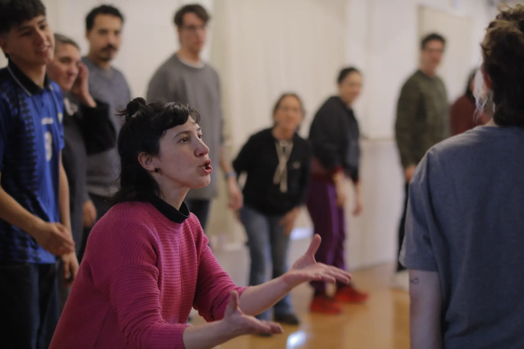Interacci贸n y alegr铆a en un ejercicio de calentamiento improvisado