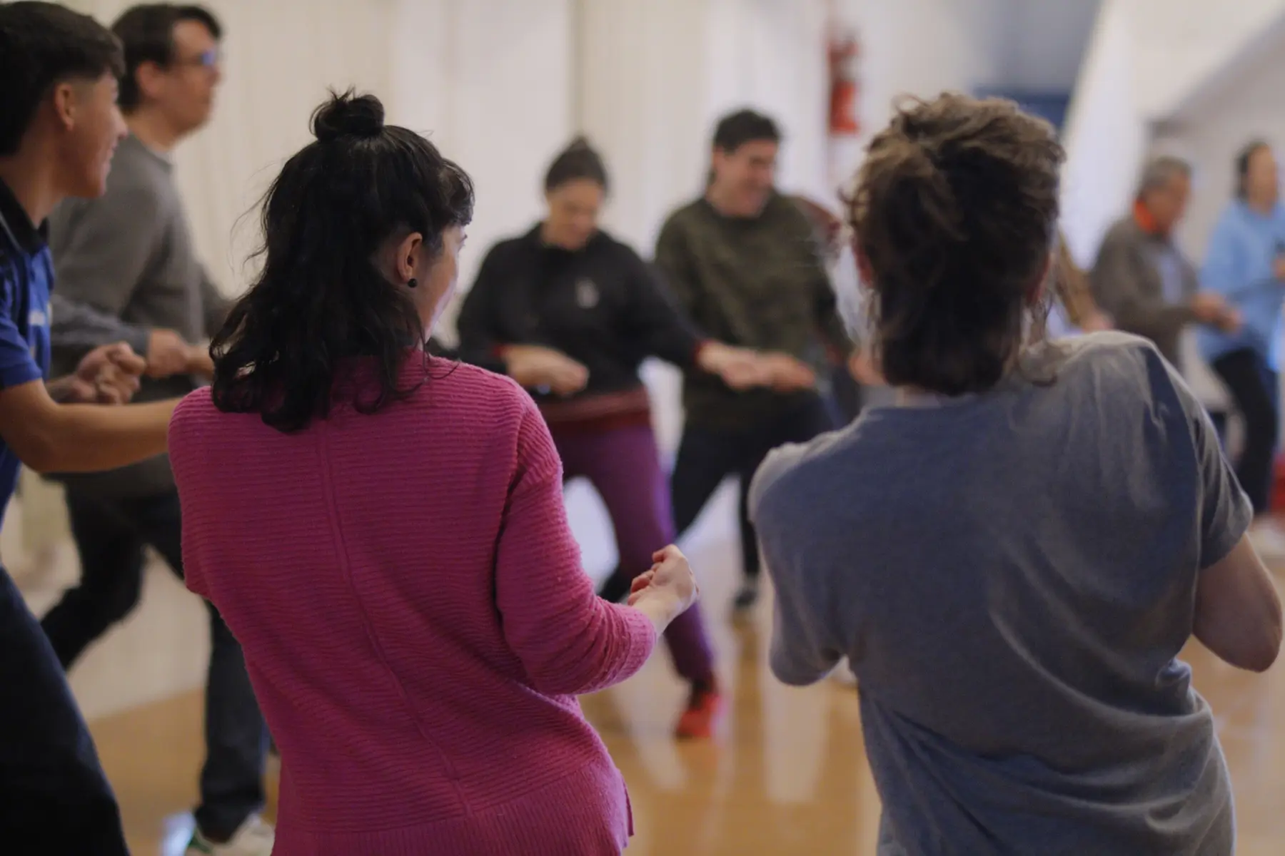 Participantes disfrutando de un calentamiento improvisado en grupo