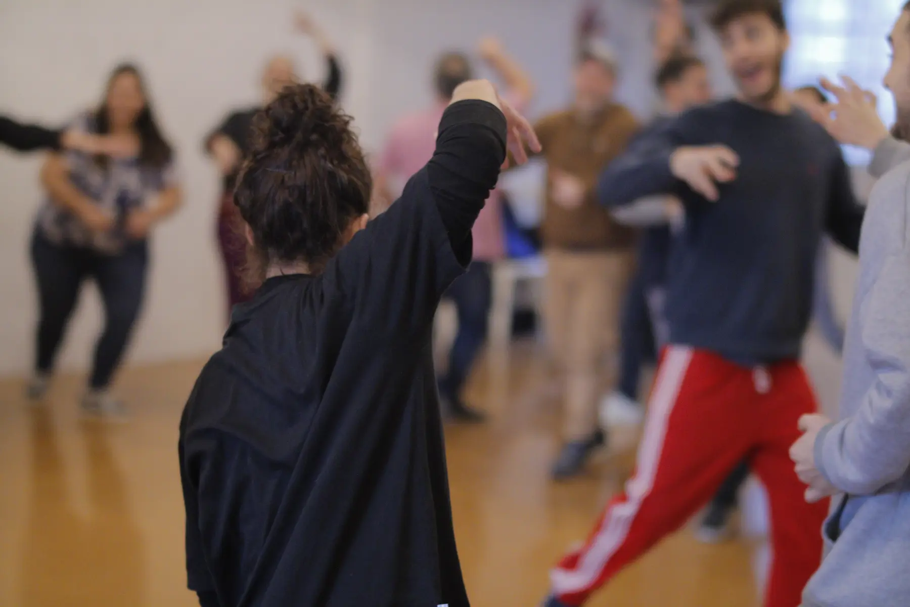 Participantes disfrutando de un calentamiento improvisado en grupo