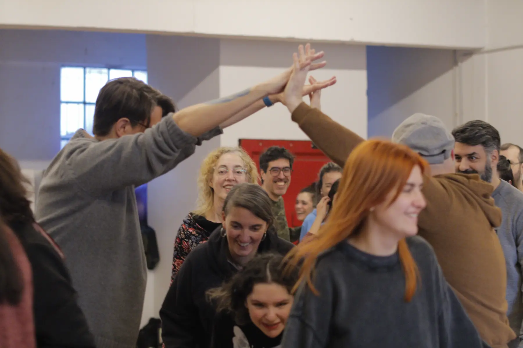 Participantes disfrutando de un calentamiento improvisado en grupo