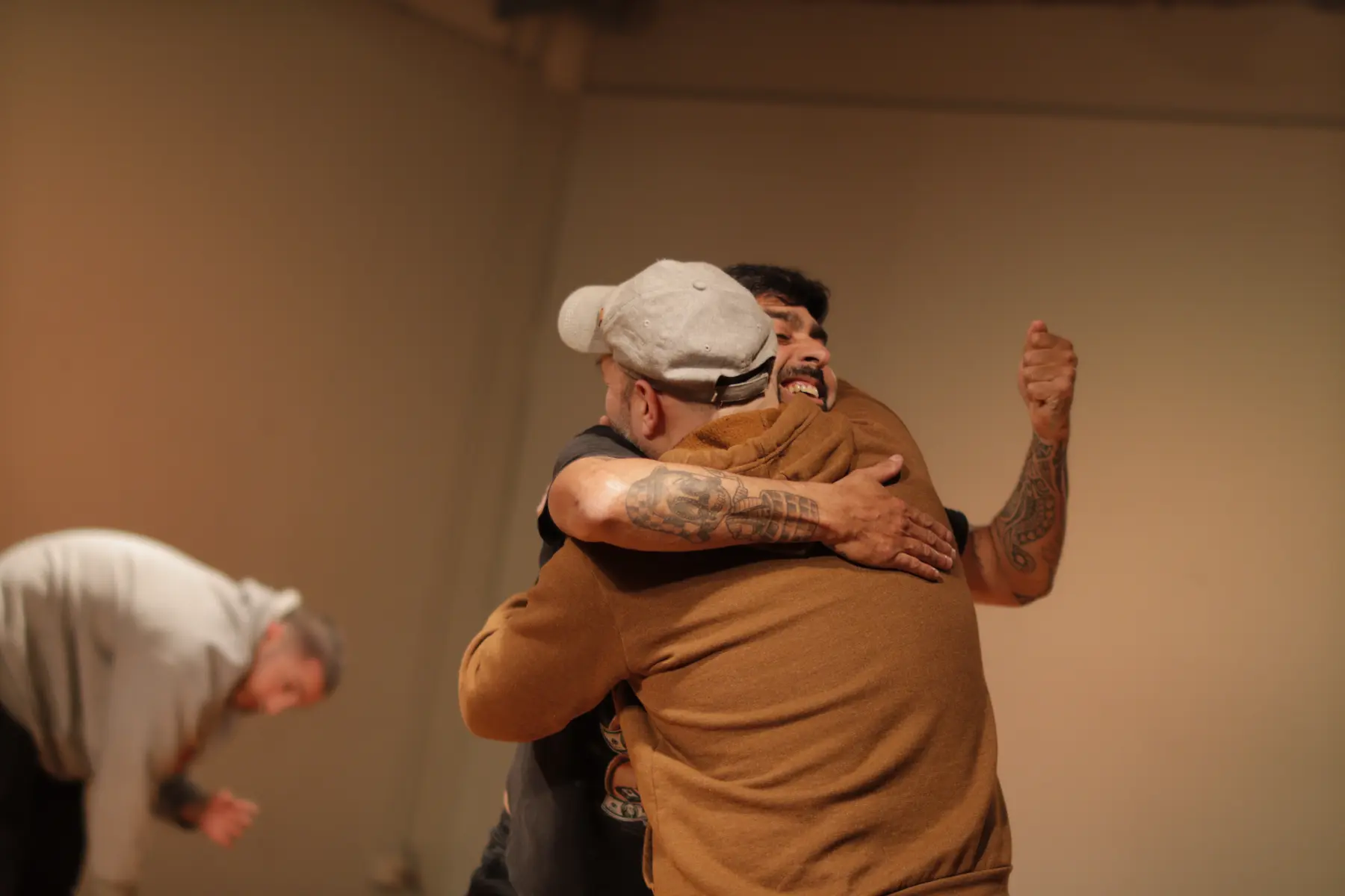 Dos personas abraz谩ndose durante una sesi贸n de jam de impro