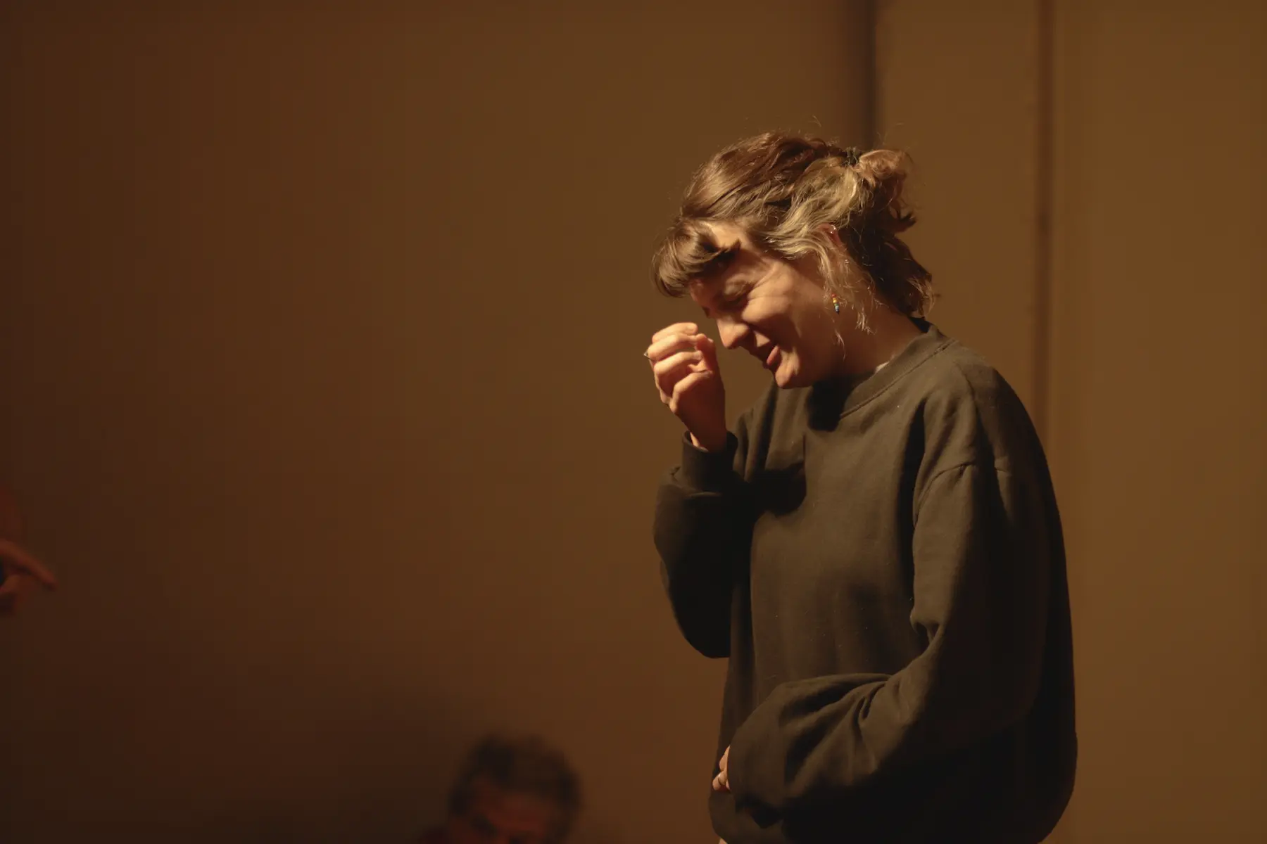 Mujer llorando durante una actuaci贸n de improvisaci贸n