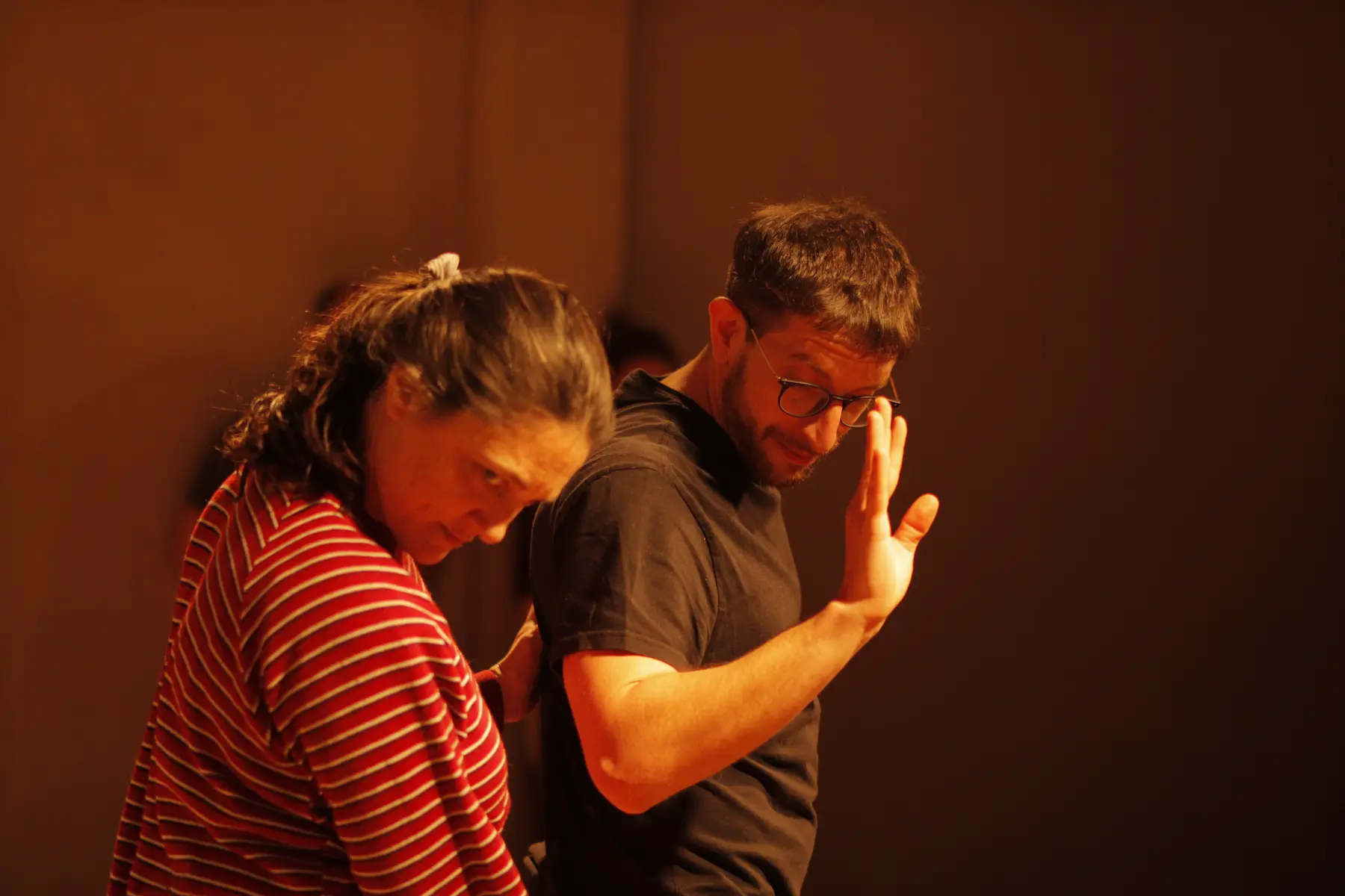 Una actriz y un actor interactuando durante una sesi贸n de improvisaci贸n