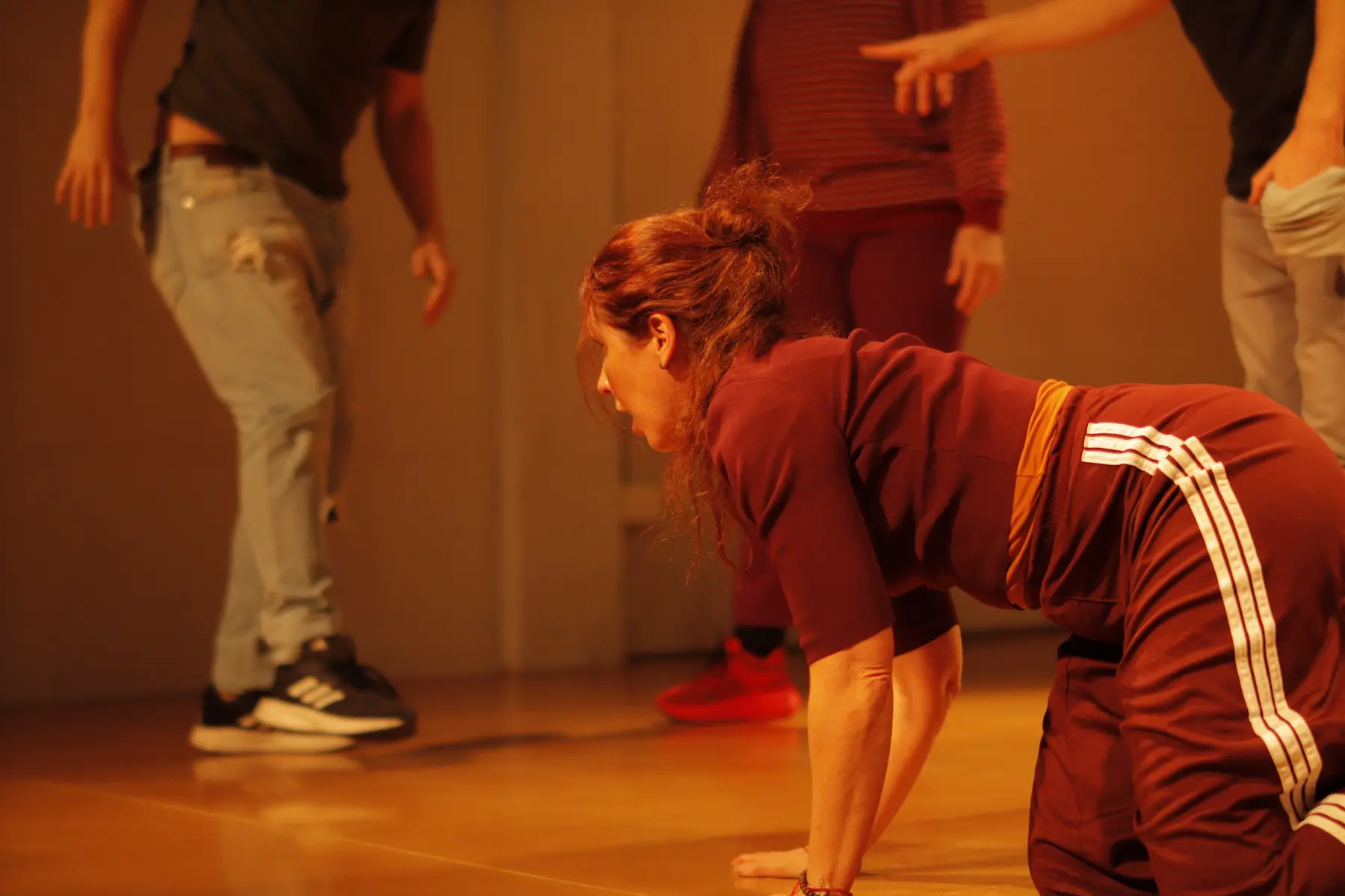 Actriz en una escena de improvisaci贸n teatral, mostrando expresi贸n y movimiento