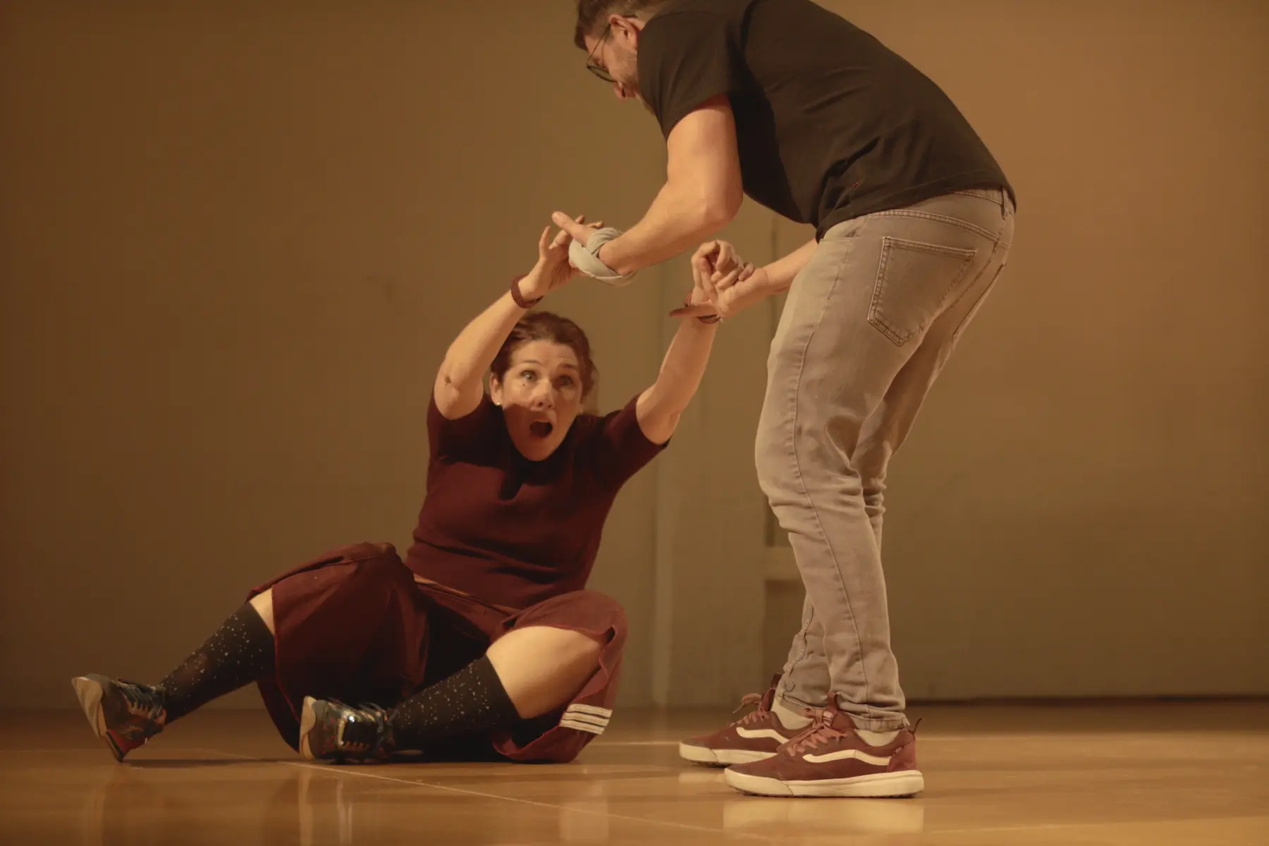 Actores en acci贸n durante una jam de improvisaci贸n