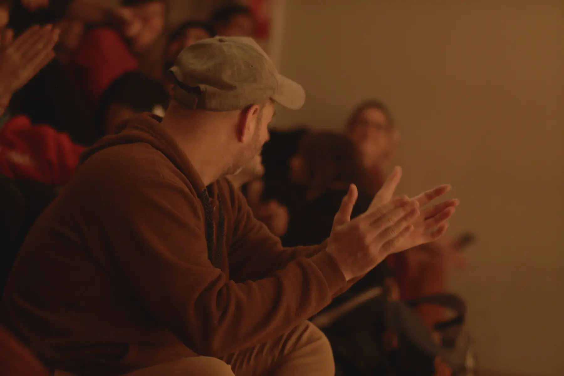 Espectadores aplaudiendo durante un jam de impro