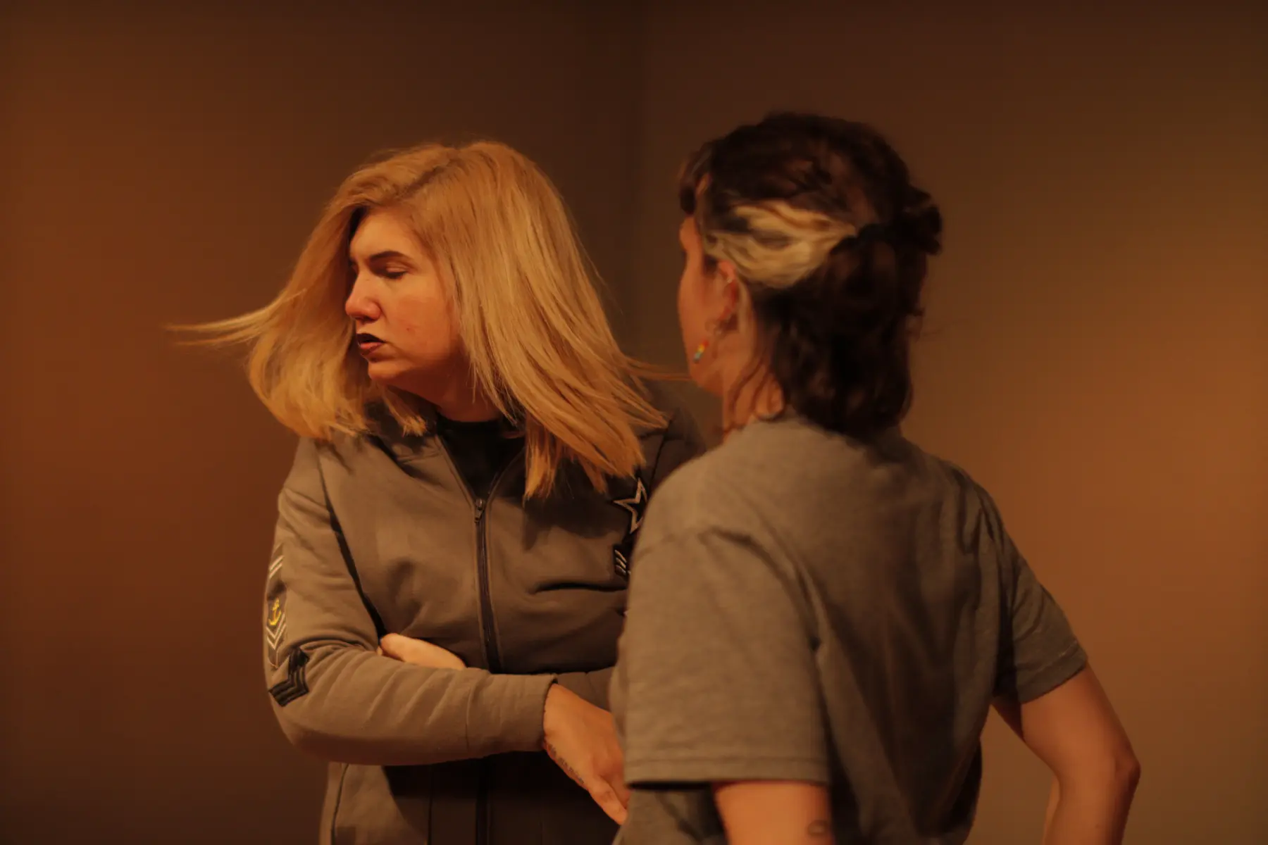Actrices en una escena de improvisaci贸n, mostrando emociones intensas