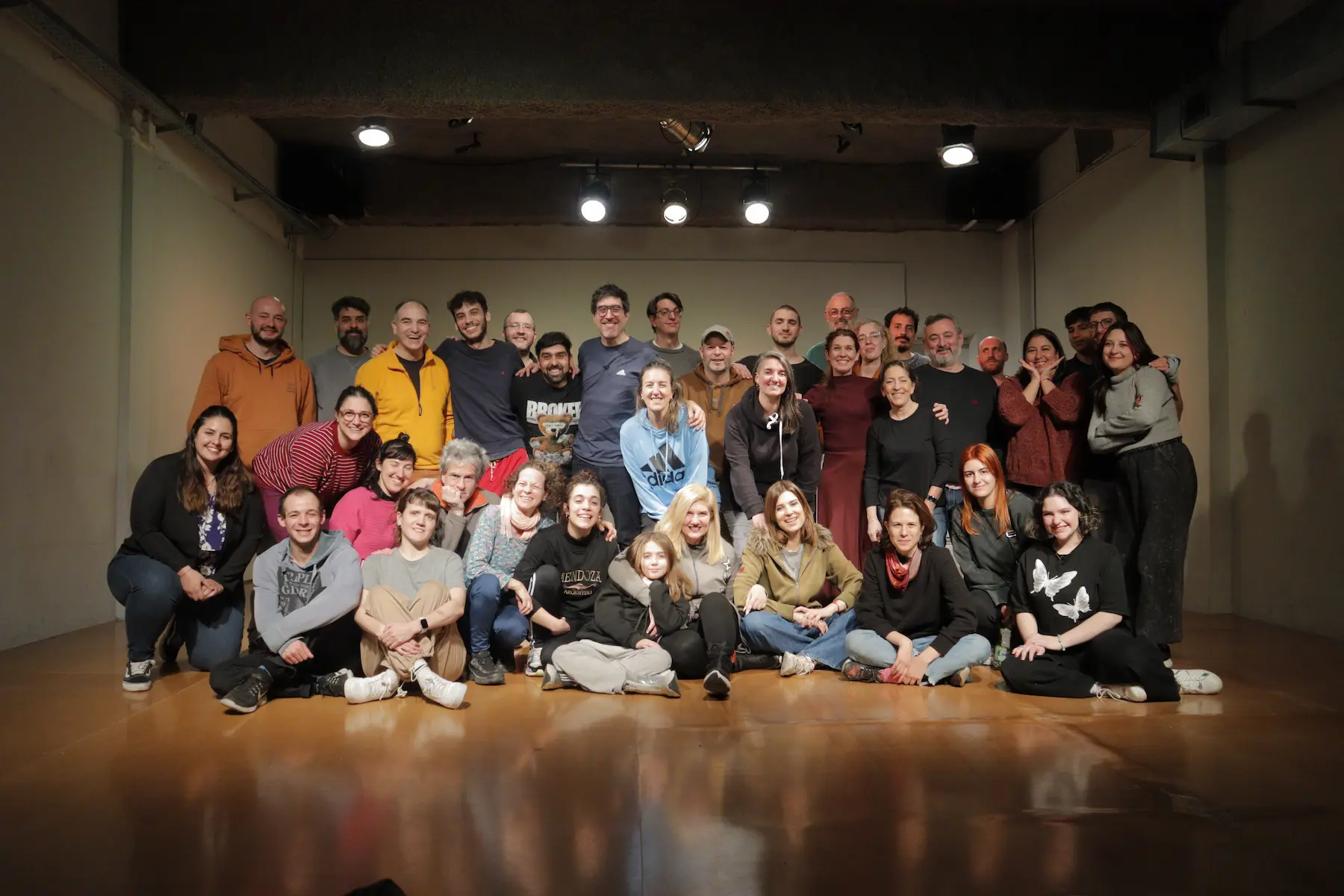Grupo de improvisadores posando juntos en el escenario durante un jam de improvisaci贸n