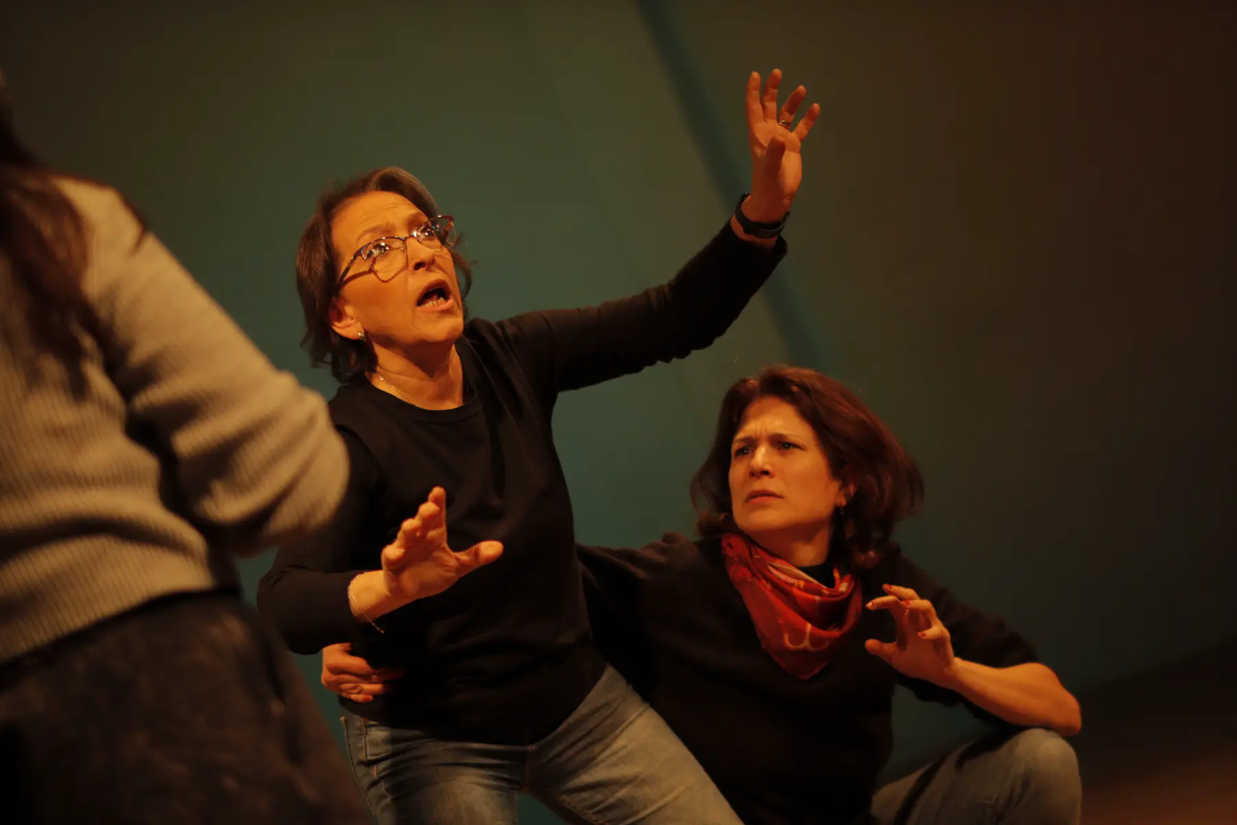 Dos mujeres en una actuaci贸n teatral con gestos dram谩ticos