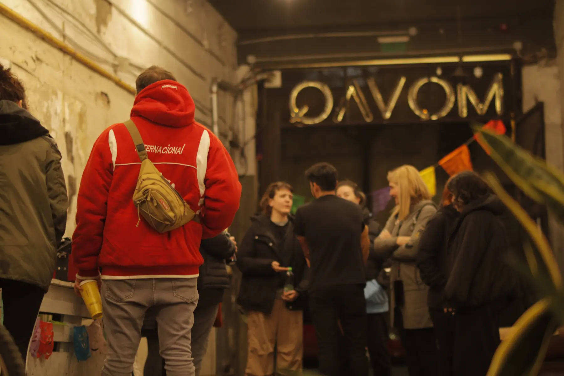 grupo de gente socializando, en un espacio teatral