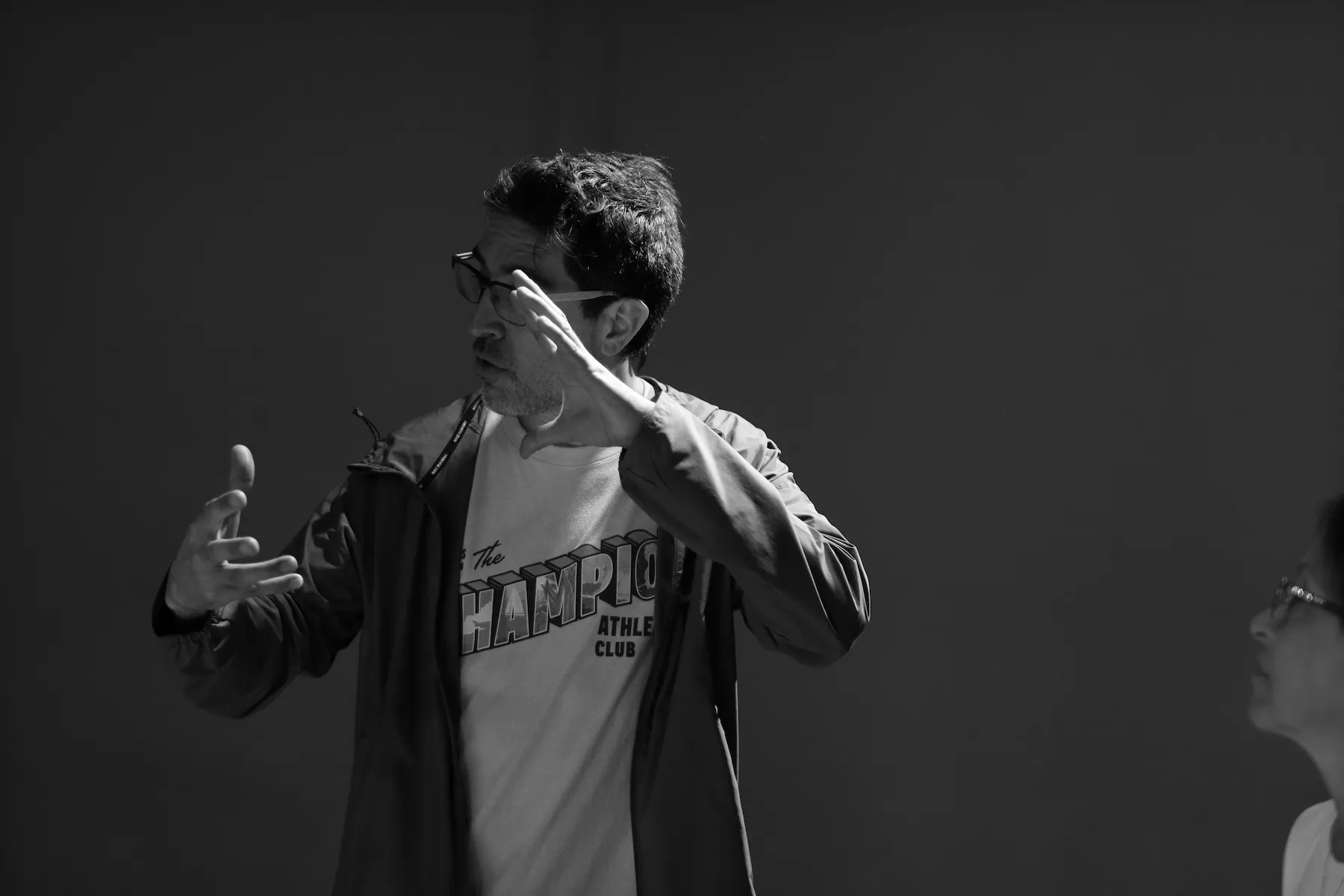 Charly Arzulian está impartiendo un entrenamiento de improvisación, gesticulando con ambas manos mientras explica algo