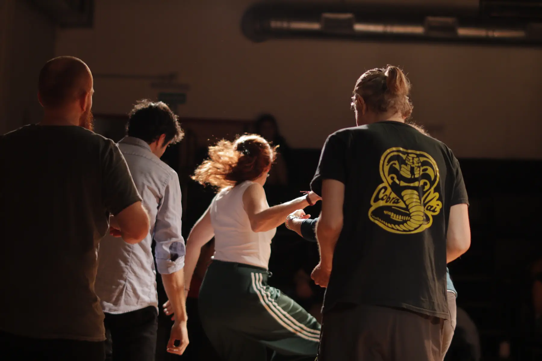 Un grupo bailando en un jam de improvisación teatral
