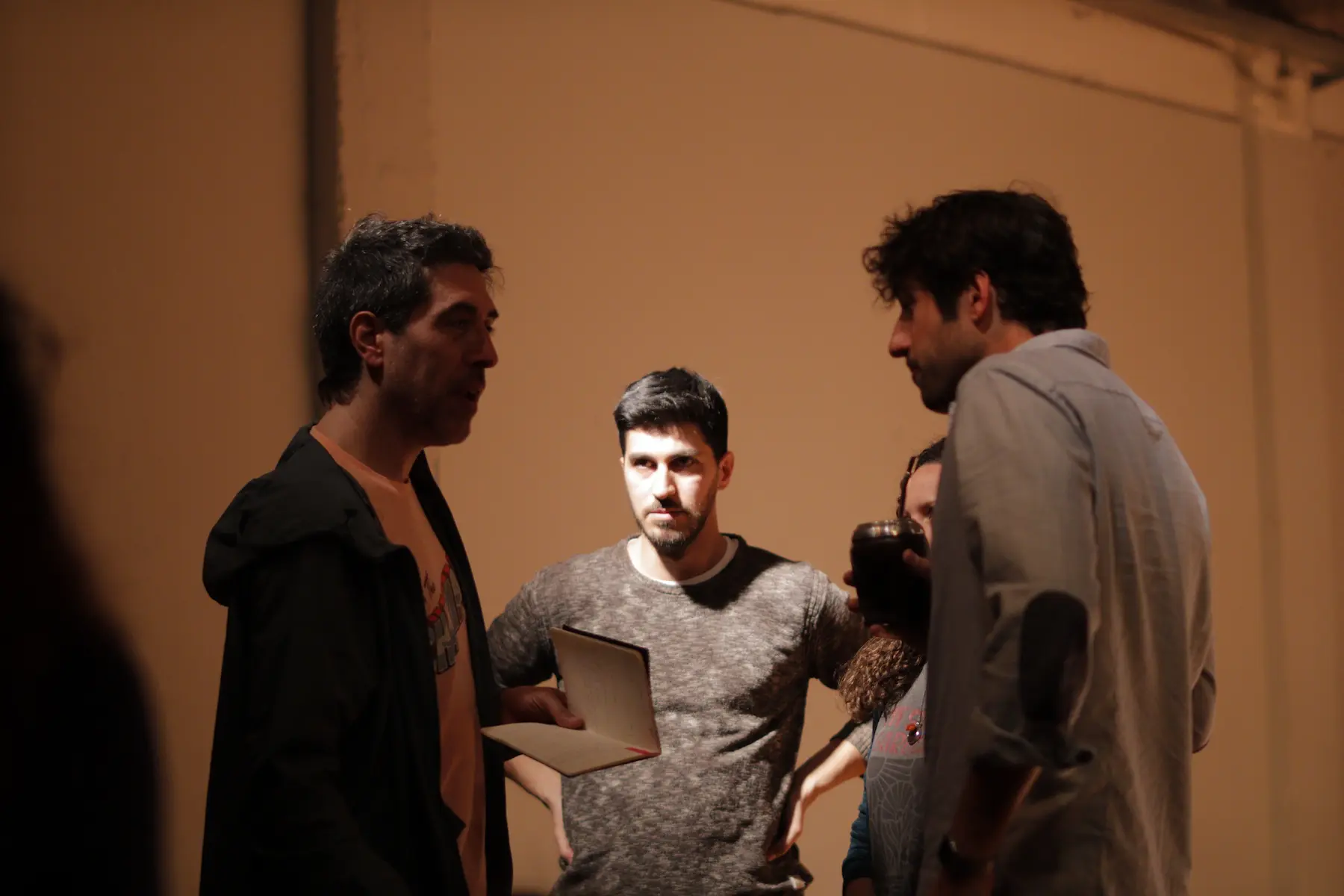 Tres hombres dialogan; Charly Arzulian comparte una consigna de improvisación