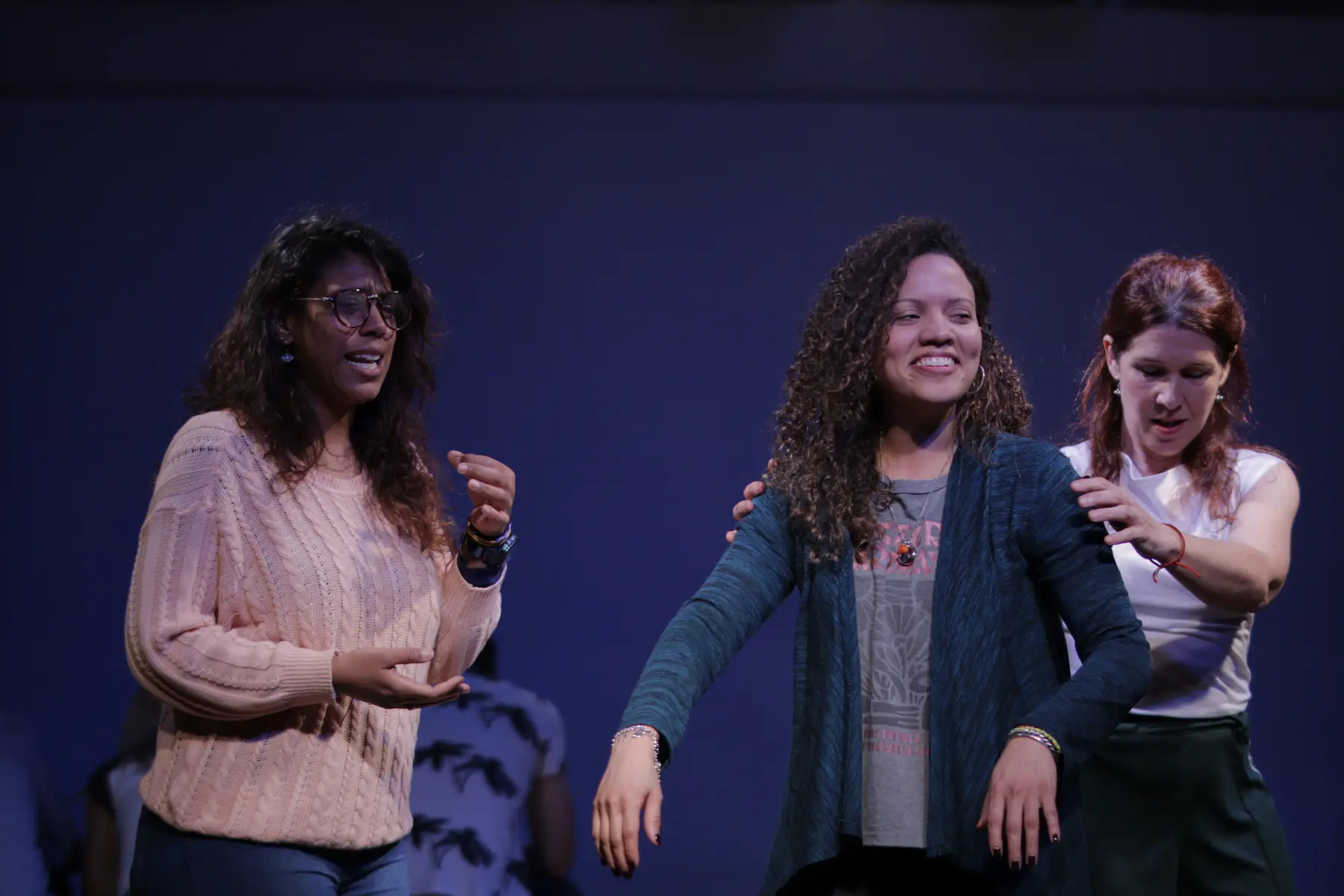 tres actrices realizando una interpretación teatral