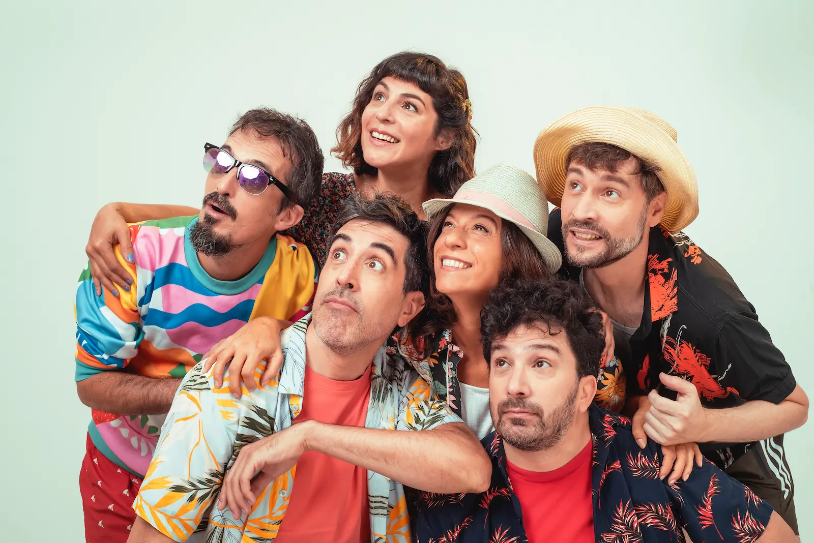 Grupo de improvisación teatral "La Bomba de Humo Impro" posando con ropa colorida y veraniega