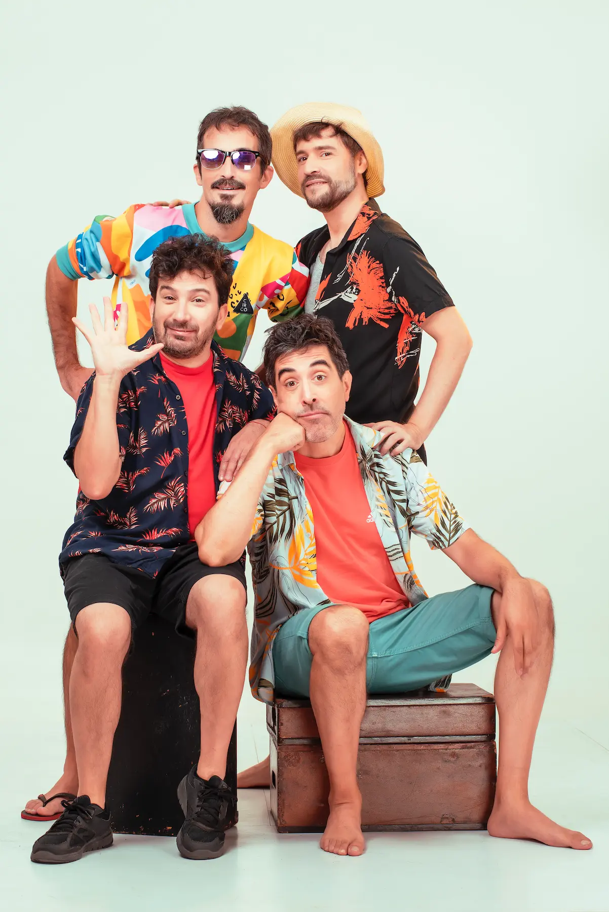Grupo de improvisación teatral "La Bomba de Humo Impro" posando con ropa colorida y veraniega sobre fondo blanco.